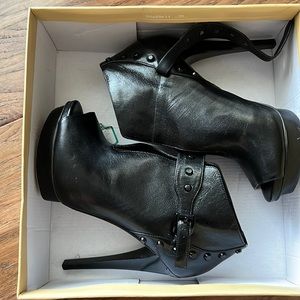 Michael Kors High Heeled Black Open Toes Booties